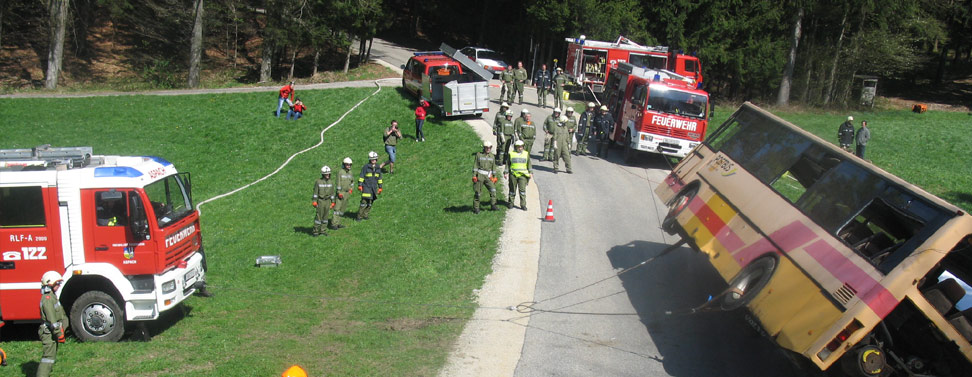 Feuerwehr�bung mit Bus in Thannstrass